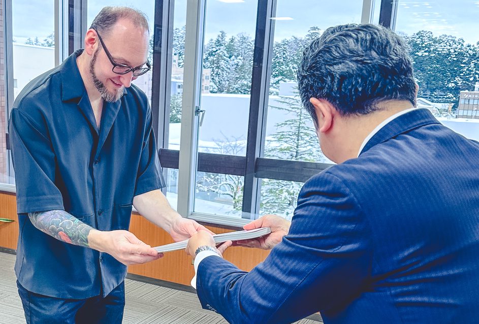 Nick ontving een fotoboek over de rijke cultuur en schoonheid van Kanazawa van burgemeester Takashi Murayama.
