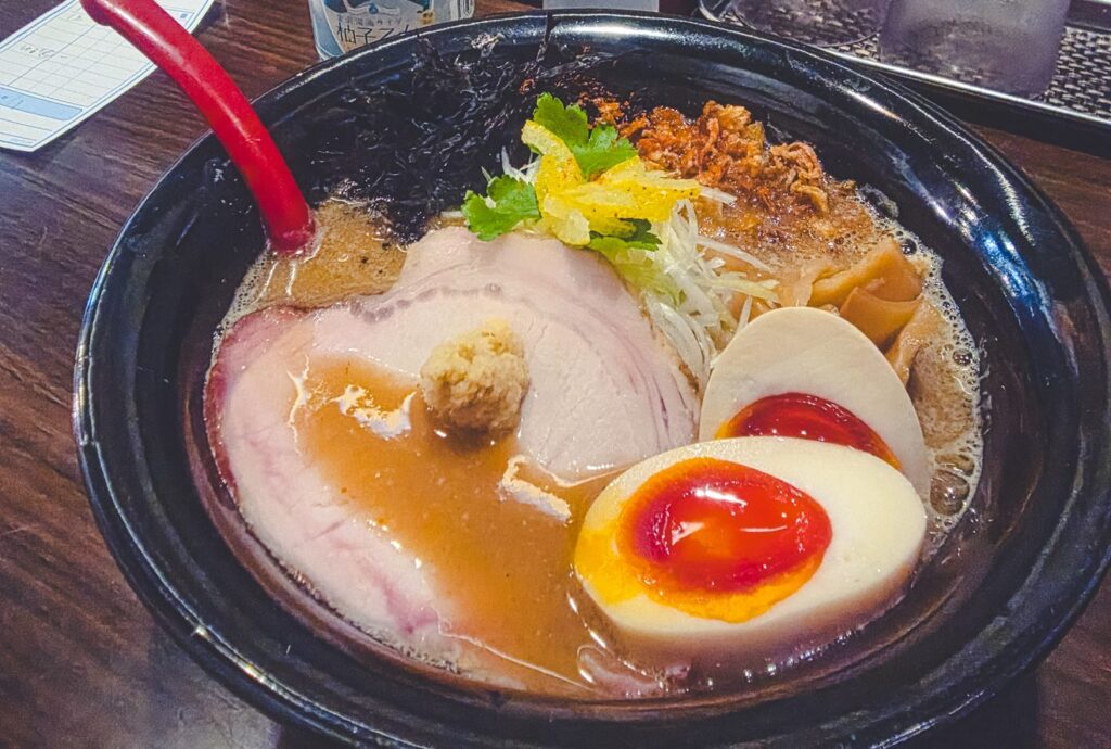 Snow Crab Miso Ramen met Noto-varkensvlees bij Ramen Taiga