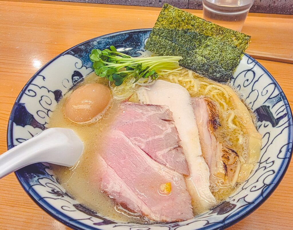 Ramen met kippensoep gemengd met vis- en zeevruchten bij Ramen Shirasagi