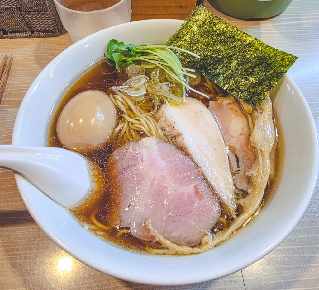 Ramen met kippensoep gemengd met vis- en zeevruchten bij Ramen Uguisu