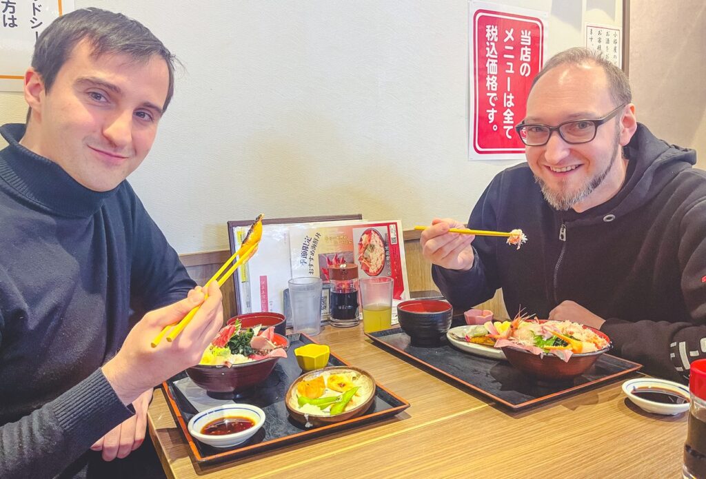 Sashimi lunch bij Uogashi Shokudo Central Market met Arno Ceriez, Coördinator Internationale Betrekkingen (België).