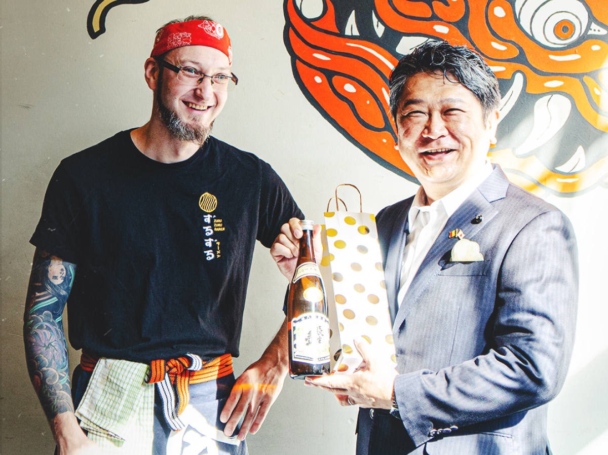 Burgemeester Kanazawa slurpt bij Zuru Zuru Ramen
